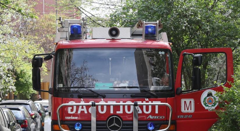 Árokba borult egy kisbusz Nyírkátánál: 14 utast ástak ki a tűzoltók a fölemésztett roncsból