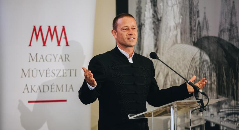 Több mint 412 millió forint közpénzért vásárolta meg Orbán János Dénes szövegeit a maga Orbán János Dénes vezette tehetséggondozó