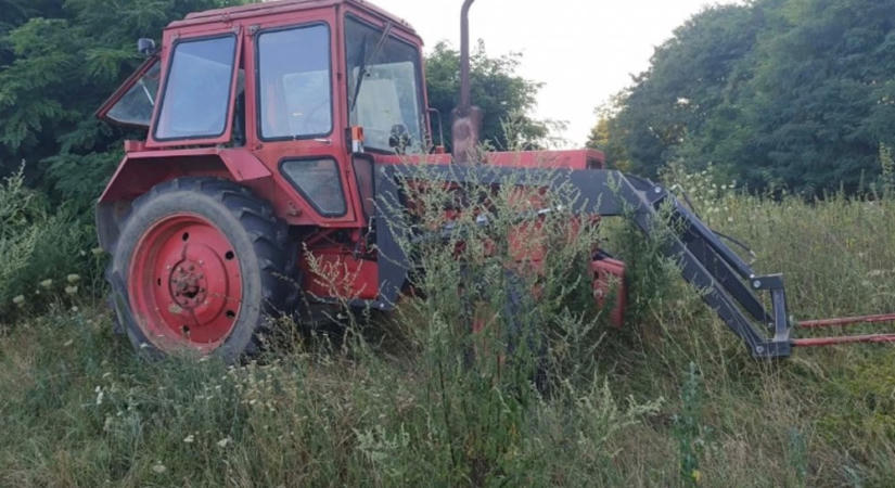 Autót akart lopni, de végül egy traktorral jutott haza