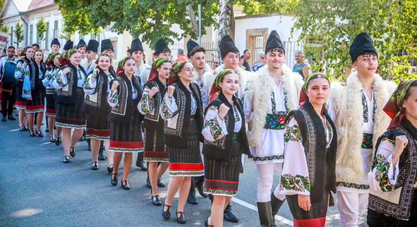 Ezer táncos üzent Bonyhádról: él és egyre erősebb a bukovinai székely közösség (képgalériával)