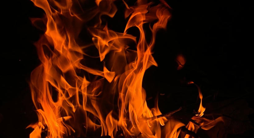 Fák kaptak lángra Devecsernél – veszélyben a közlekedés, lezárásra kell számítani a környéken
