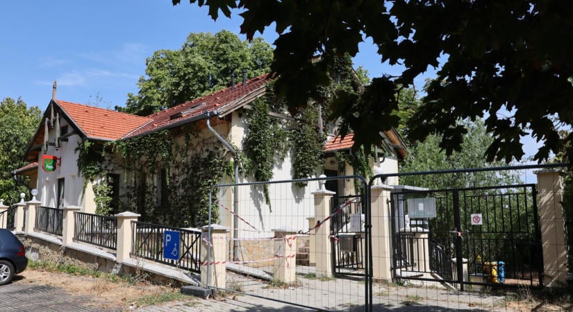 Rejtélyes okból lezárták a hegyvidéki ház környékét, hetek óta nincs posta és idősek klubja - Kiderítettük, mi történik ott