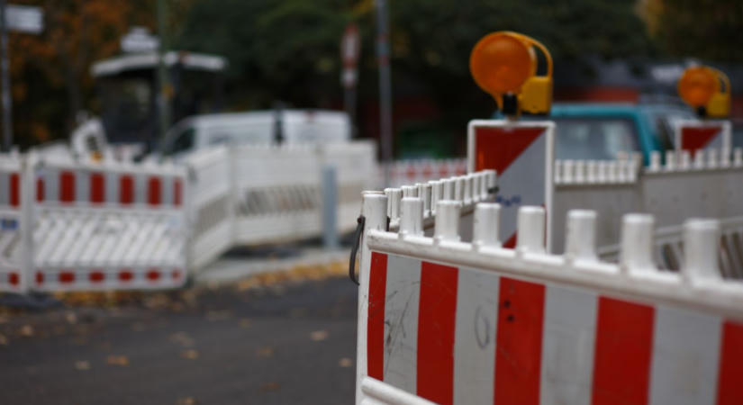 Megbolondulhat a forgalom az M60-ason: aszfaltozás miatt sávokat zártak le