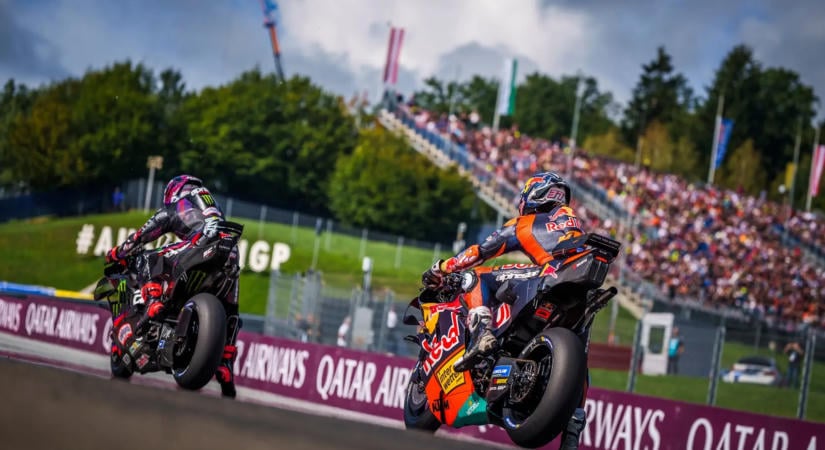 Brutális felzárkózás után Martíné lett a drámai sprint, miközben Márquezzel összeverekedett, és Acosta az élről kiesett