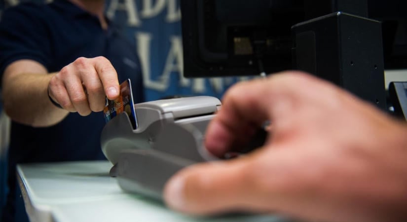 Bankkártyák és bankszámlák: mennyi pénzt szereznek ebből a magyarországi bankok?