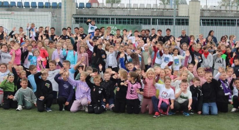 Fociláz a Széktói Stadionban: több száz kisdiákot mozgattak meg  fotók