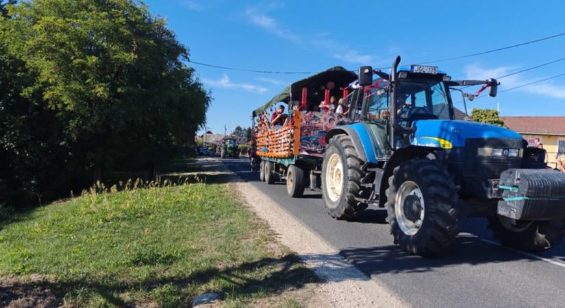 Hosszában végigérte a falut a szüreti menet - fotó