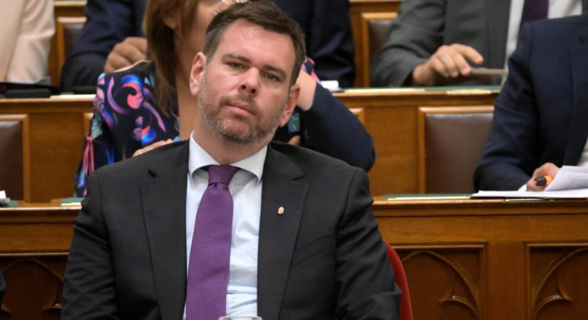 Furcsa koncessziós szerződésekről számolt be Vitézy Dávid: 5 ezer milliárd forinttal rövidíthették meg az államot