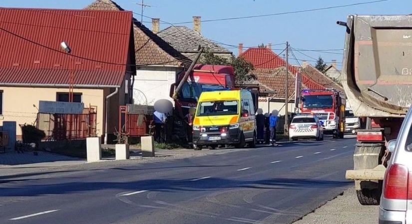 Lesodródott az útról és villanyoszlopot döntött egy kamion a szabolcsi településen – a mentőket is riasztani kellett! (fotóval)