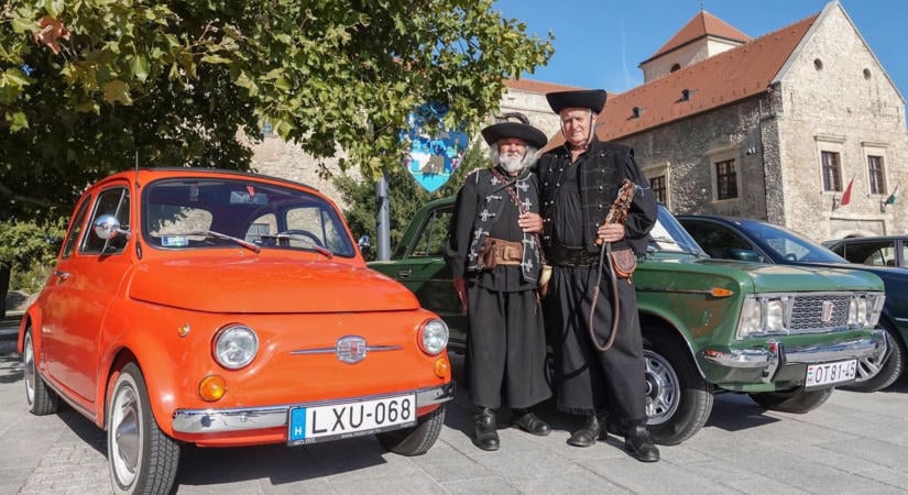 Olasz csodák lepték el Várpalotát: Ferrarik és ritkaságok sorakoztak a Thury-várnál (galériavideó)