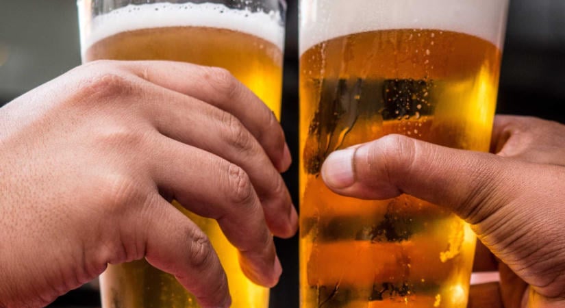 Meredeken zuhan a sörgyártás