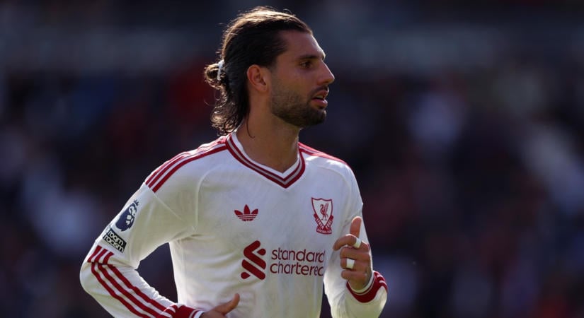 Szoboszlai visszatért Liverpoolba, természetesen ruhaszettje megint igen emlékezetesre sikeredett – fotó