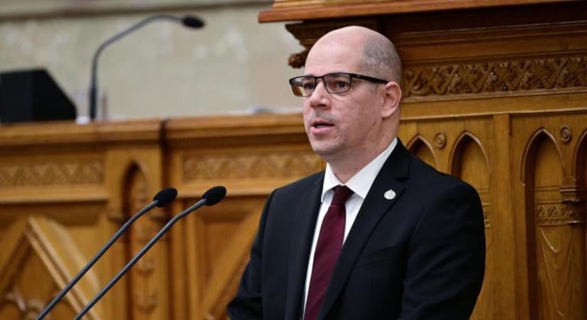 Az ügyészségnek is hátat fordít a Tisza-kormány alatt távozott korábbi legfőbb ügyész