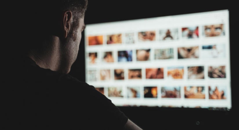 Novembertől betiltják a fojtogatós és a vérfertőzős pornót a briteknél
