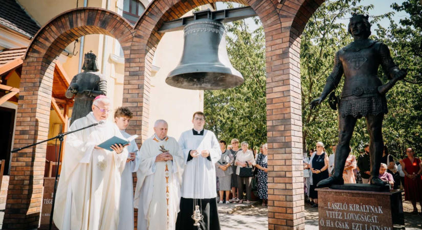 Szoboravatással ünnepelték a bihari Nagyboldogasszony plébániatemplom építésének 200. évfordulóját