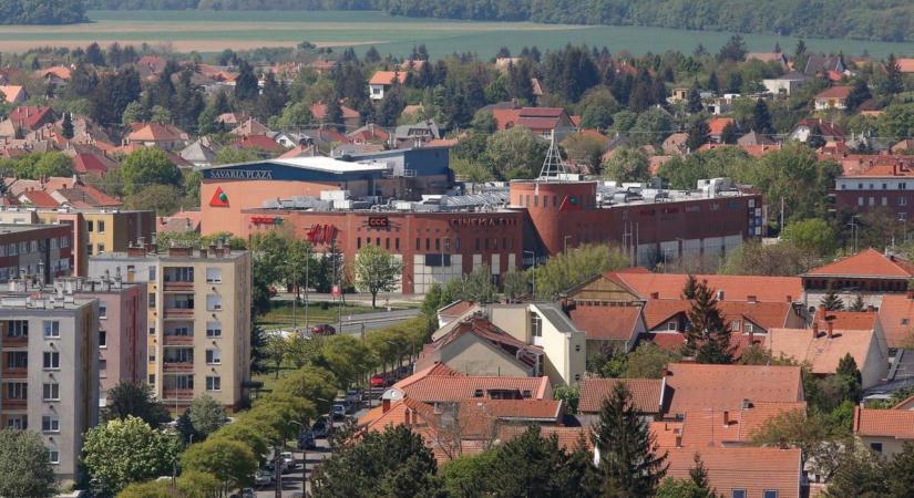 Elszabadultak az indulatok a szombathelyi pláza mélygarázsában: ököllel verte szét a biztonsági kamerákat