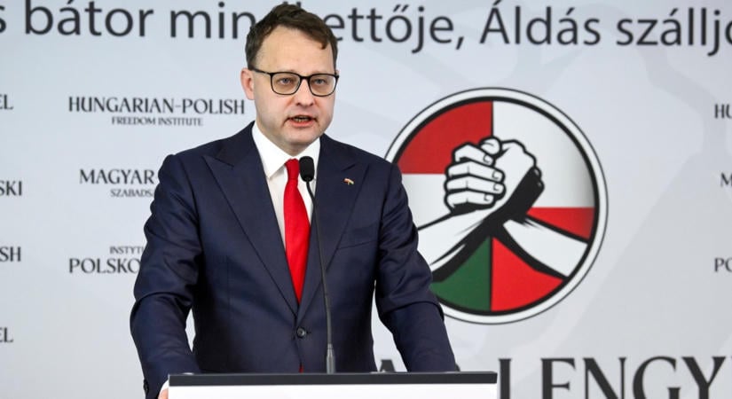 Megnevezte a Fidesz a nemzetközi körözés alatt álló politikust, akinek ügye miatt házkutatást tartottak az Alapjogokért Központnál