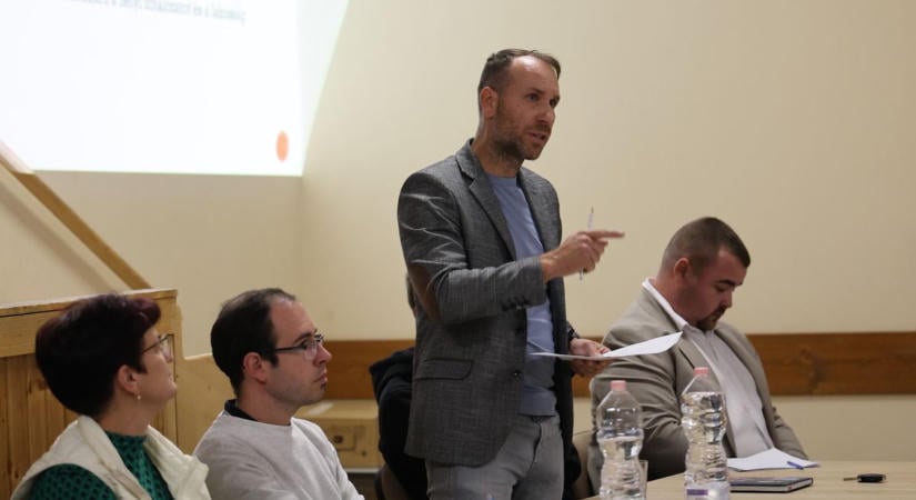 Szélerőművek terve borzolja a kedélyeket Előszálláson, nem győzték meg a helyieket