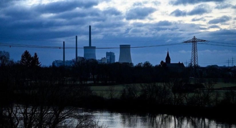 Így mentik az atomerőművet: gigantikus uszályokat süllyesztenek el a Dunában, kikötik őket a fenéken a búvárok – „4-5 napunk van maximum, ha nem sikerül!"