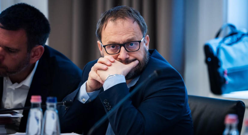 Elkészült a pótköltségvetés: 300 milliárdos elvonással számol?