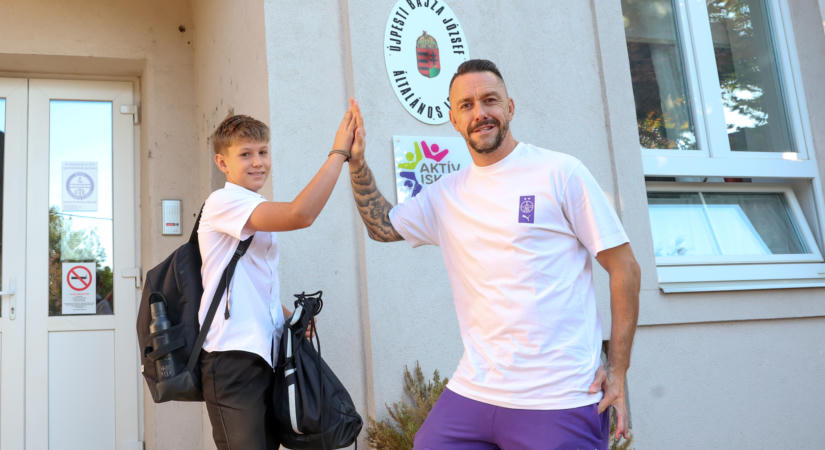 Fotókon a nagy találkozás: Kabát Peti iskolába vitt egy Újpest-drukker kisfiút