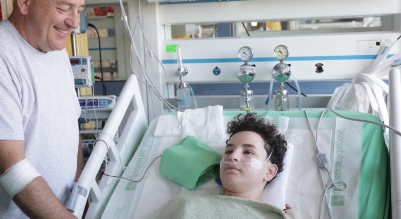 Tízórás életmentő szívműtét után adott vért a fia gyógyulásáért az édesapa