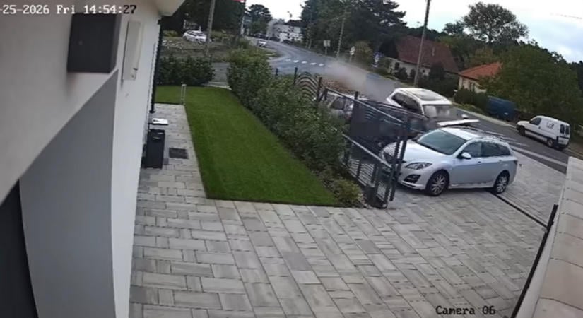 Áthajtott a jobb kanyaron, majd parkoló autókat tarolt le egy sofőr Siófokon