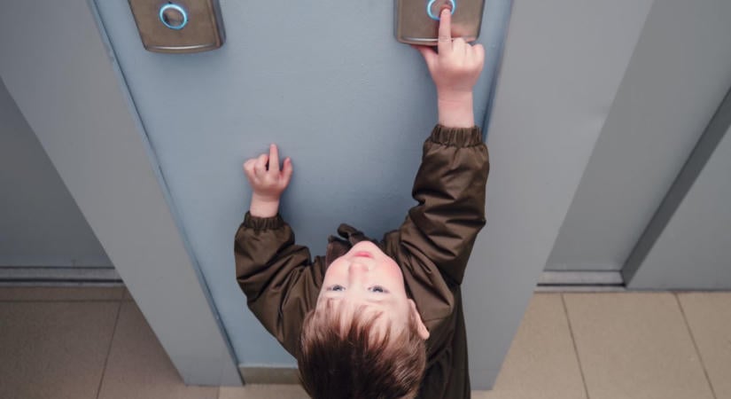 Miért akarja a kisgyerek mindig megnyomni a lift gombját?