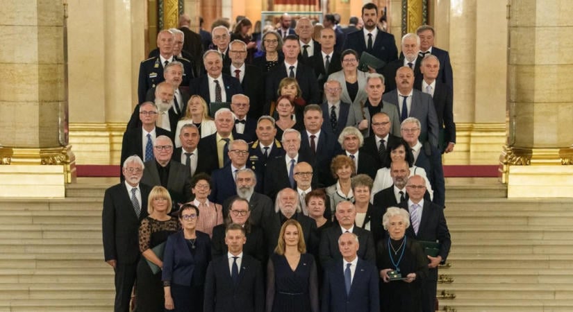 Rangos állami kitüntetést kapott a korábbi pápai tisztifőorvos