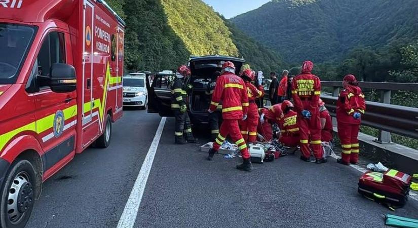Szikla zuhant egy autóra: eszméletlen állapotban mentettek ki egy utast