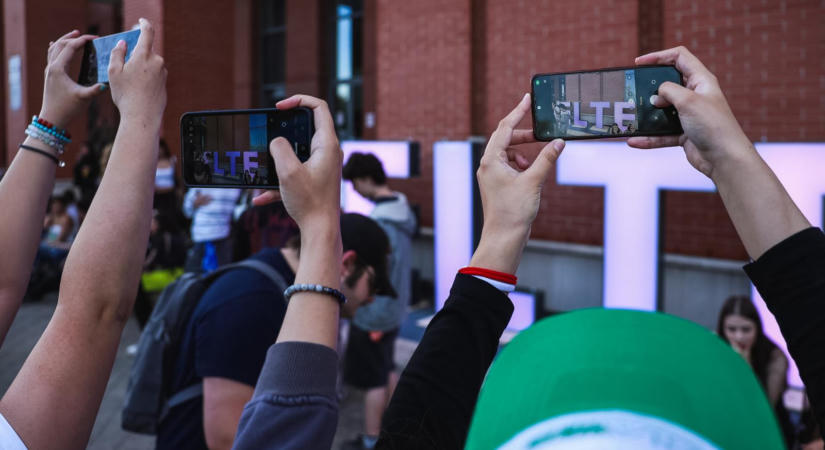 Miközben az általános és középiskolai tanárok átlagéletkora egyre növekszik, a fiatalok még mindig nem érdeklődnek túlzottan a pálya iránt