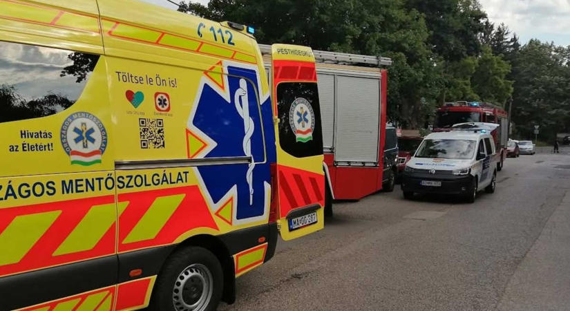 Tragikus baleset Mendénél: az édesapa meghalt, a 3 éves gyermek és édesanyja életveszélyben van