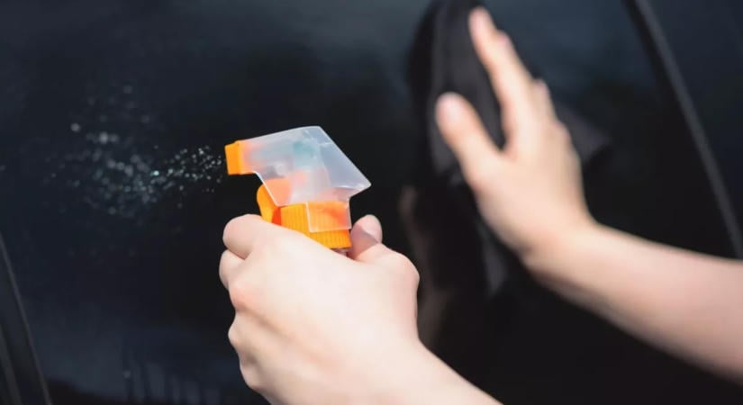 Ezt soha ne fújd az autó szélvédőjére: komoly károkat is okozhatsz vele