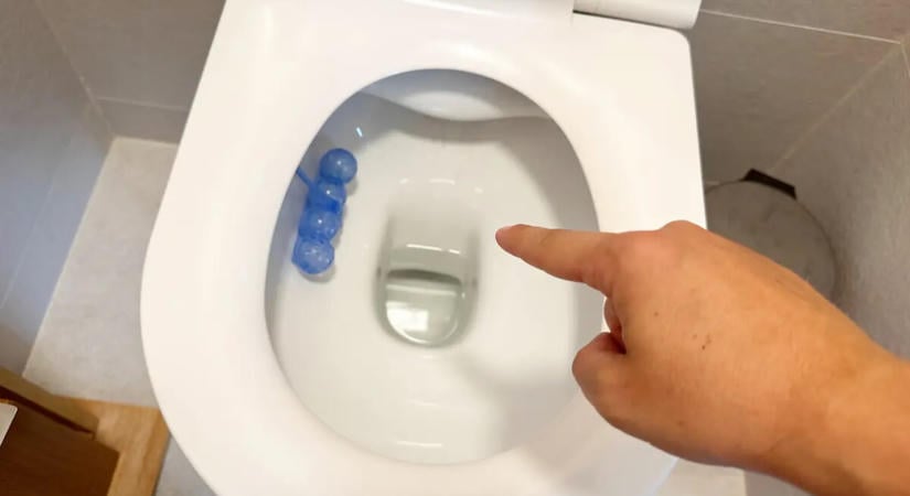 Anyósom meglepő módszere – Ezt öntsd a wc-be este és reggelre szebb lesz, mint új korában