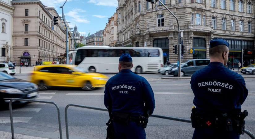 Egy rendőr az ügye elsikálását ígérte egy 17 éves lánynak, majd megkérdezte, megcsókolhatja-e