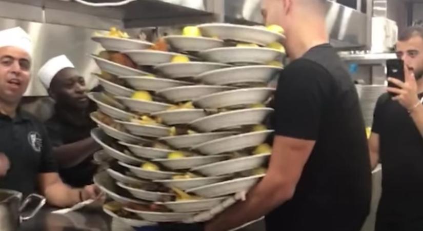 33 tányért vitt ki a pincér, egyszerre kiszolgálta az összes vendéget