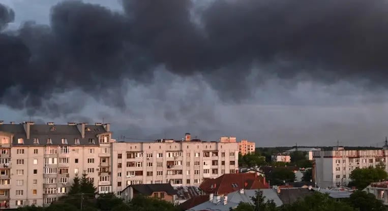 Egy ember megsebesült, és raktárhelyiségek gyulladtak ki Kijevben az éjszakai orosz légitámadás következtében