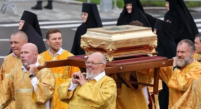 Középkori szent ereklyéjével buzdítják harcra az orosz katonákat