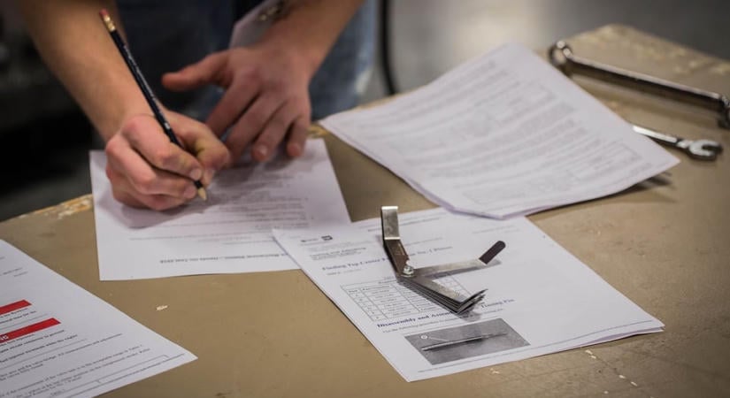 Könnyebb bejutás, ösztöndíj, nagyobb lemaradás: így kerül a hátrányos helyzetű diákok 89 százaléka a szakképzésbe