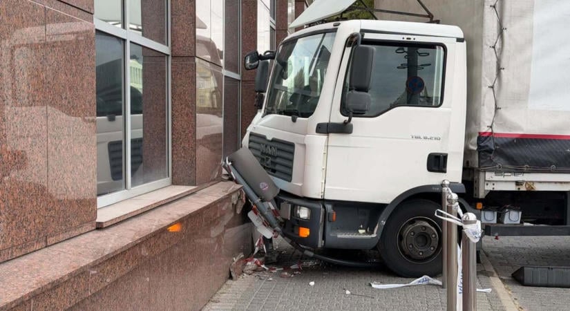 Kormányablaknak csapódott egy teherautó Újpesten