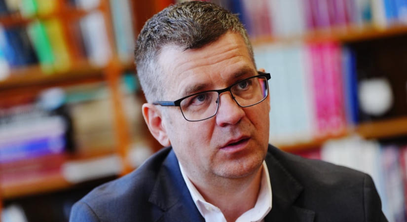 Háborog Seszták Miklós ügyvédje, amiért megfigyelte a hatóság