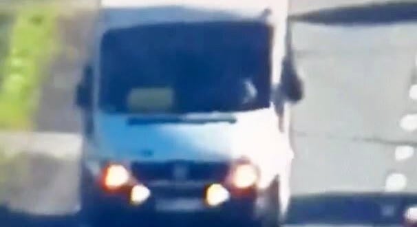 Videó: Drónnal vadásztak a rendőrök a villogással figyelmeztető autósokra