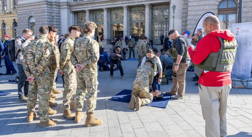 Szokatlan bemutatót tartottak a Keleti pályaudvarnál, rendőrök és katonák is részt vettek