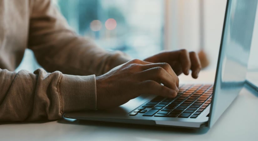 „Egy titkos naptárat találtam a férjem laptopján tele idegen nevekkel” – az igazság megdöbbentett