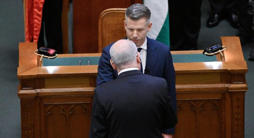 Megjelent a Magyar Közlönyben, hogy Sulyok Tamás aláírta az Alaptörvény-módosítást