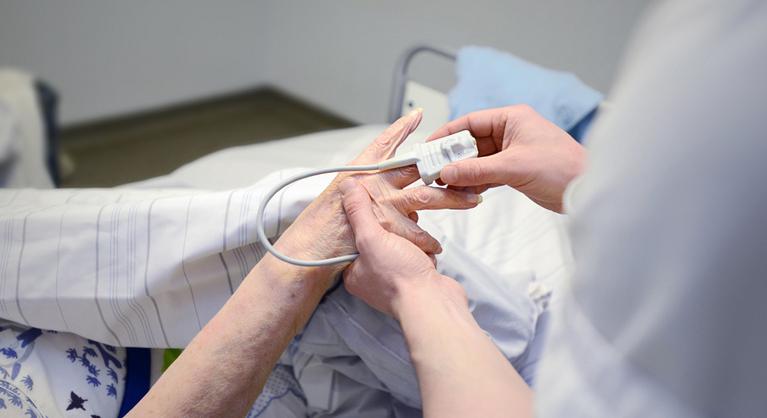 Lesújtó kutatási jelentés érkezett, cserben hagyja az ellátási rendszer az idős, haláluk előtt álló betegeket