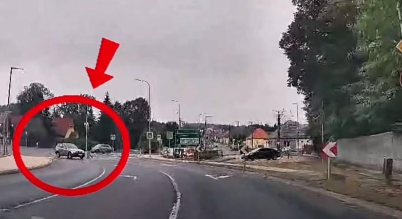 Bevágott a gyalogos elé a zebrán, hajszálon múlt a tragédia a 82-esen, a Tesco-kanyarnál ( videó)