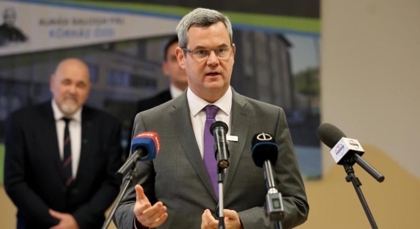 Takács Péter arról írt egy emailben, hogy oda kéne ba*ni az orvosi kamarának