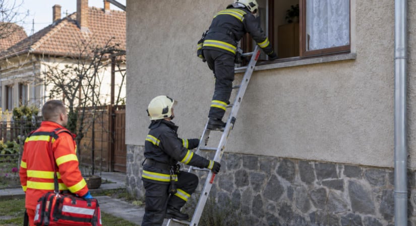 Tüzekhez, balesetekhez és bajba jutott idősekhez riasztották kedden a baranyai tűzoltókat