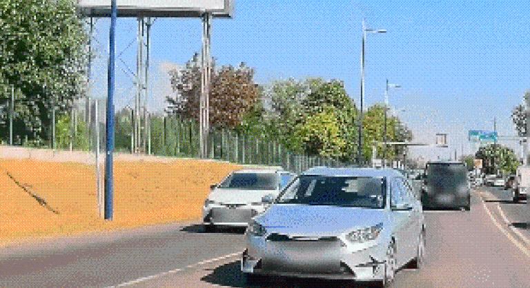 A táblát letarolva ugratott át a szalagkorláton egy autós a reptéri gyorsforgalmi úton